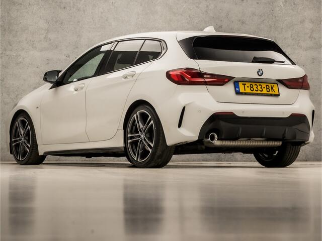 BMW 1-SERIE 118i M Sport Automaat (APPLE CARPLAY, M PAKKET, STUUR/STOELVERWARMING, SFEERVERLICHTING, SPORTSTOELEN, GETINT GLAS, CRUISE, NIEUWE APK, NIEUWSTAAT)
