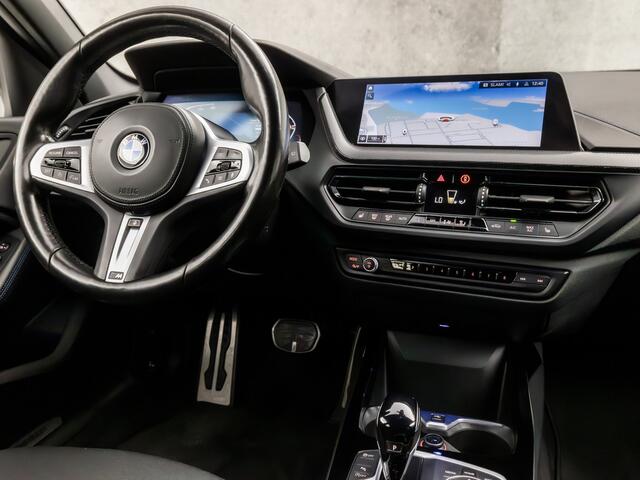 BMW 1-SERIE 118i M Sport Automaat (APPLE CARPLAY, M PAKKET, STUUR/STOELVERWARMING, SFEERVERLICHTING, SPORTSTOELEN, GETINT GLAS, CRUISE, NIEUWE APK, NIEUWSTAAT)