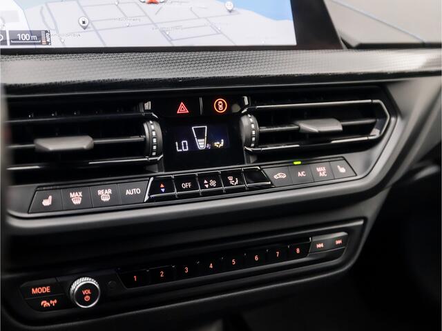 BMW 1-SERIE 118i M Sport Automaat (APPLE CARPLAY, M PAKKET, STUUR/STOELVERWARMING, SFEERVERLICHTING, SPORTSTOELEN, GETINT GLAS, CRUISE, NIEUWE APK, NIEUWSTAAT)