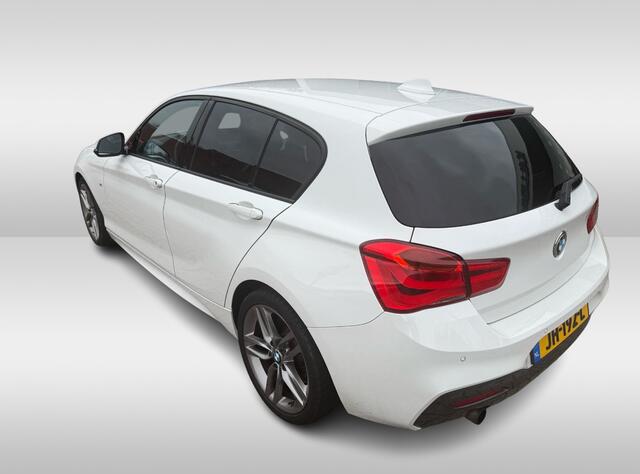 BMW 1-SERIE 118i M Sport / Leder / Navigatie / Parkeerhulp achter / 18'' / Stoelverwarming / Cruise Control