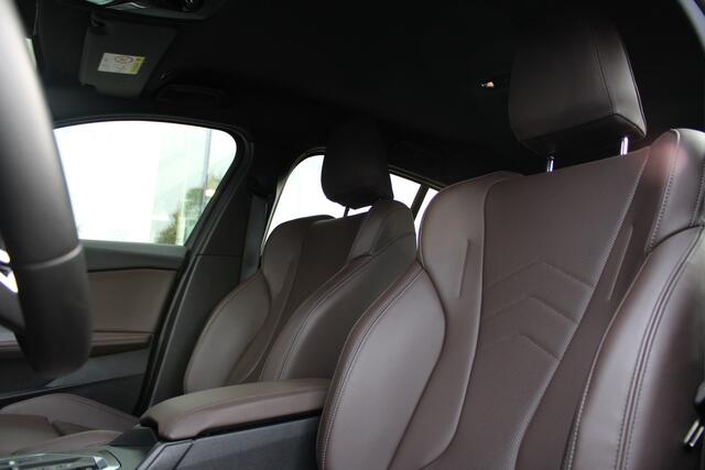BMW 1-SERIE 120 M Sport Automaat / Sportstoelen / M Adaptief onderstel / Comfort Access / Adaptieve LED / Parking Assistant Plus / Head-Up / Harman-Kardon