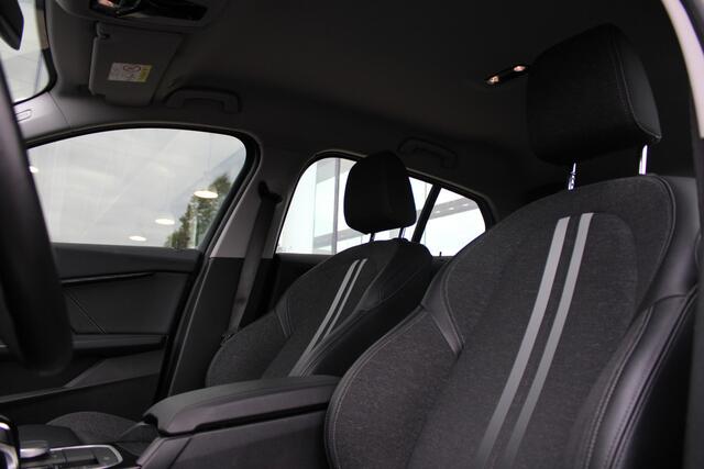BMW 1-SERIE 118i Sport Line Automaat / Sportstoelen / Head-Up / Stoelverwarming / LED / Live Cockpit Professional