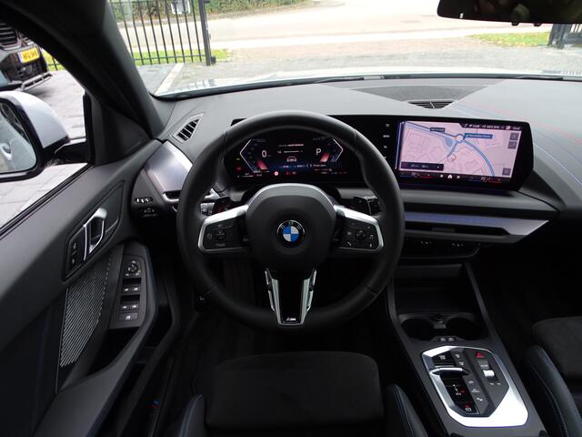 BMW 1-SERIE 120 M Sportpakket Pro. Afn.Trekhaak Pano.Dak Drive ass. Parkeer Hulp Premium Pack Ada.Led 18" LM Velgen
