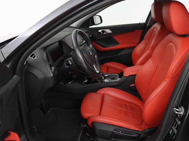 BMW 1-SERIE 116d High Executive | Sport Line | Leder | Stoelverwarming | Carplay | Sportstoelen | Navigatie | Parkeerhulp | Live Cockpit | Climate control | Full LED | Cruise control