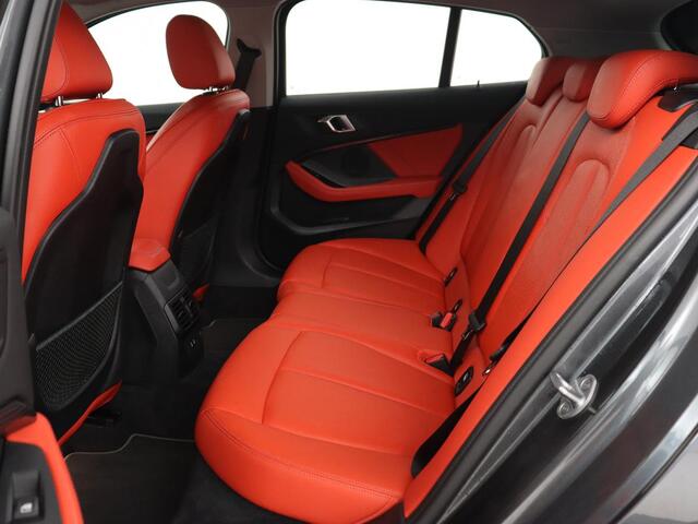 BMW 1-SERIE 116d High Executive | Sport Line | Leder | Stoelverwarming | Carplay | Sportstoelen | Navigatie | Parkeerhulp | Live Cockpit | Climate control | Full LED | Cruise control