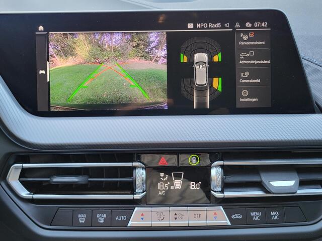 BMW 1-SERIE 118i Automaat / Dealer onderhouden / M-Sport / 19" velgen / Navigatie / Panoramadak / Harman Kardon audio / DAB / Sportstoelen / Achteruitrijcamera / Headup display / Digital Cockpit /