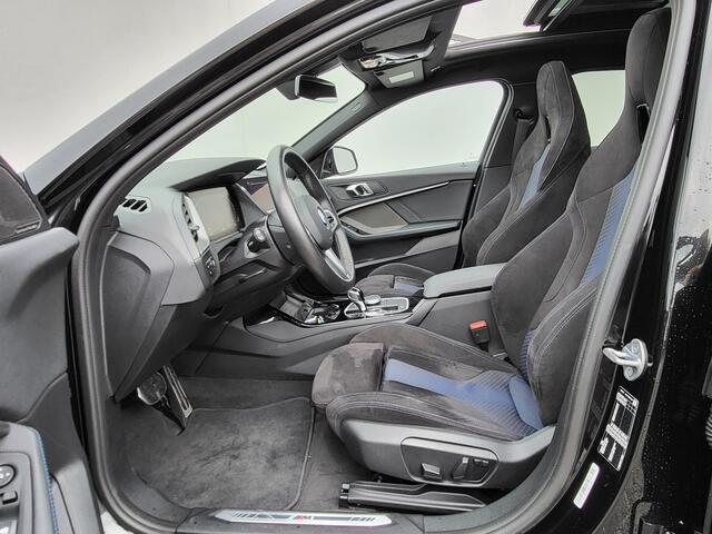 BMW 1-SERIE 118i Automaat / Dealer onderhouden / M-Sport / 19" velgen / Navigatie / Panoramadak / Harman Kardon audio / DAB / Sportstoelen / Achteruitrijcamera / Headup display / Digital Cockpit /