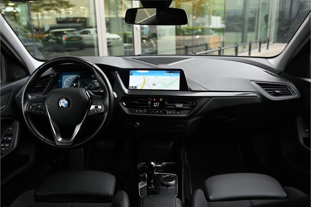 BMW 1-SERIE 118i Sport Line Automaat / Trekhaak / Sportstoelen / LED / Live Cockpit Professional / Cruise Control / PDC