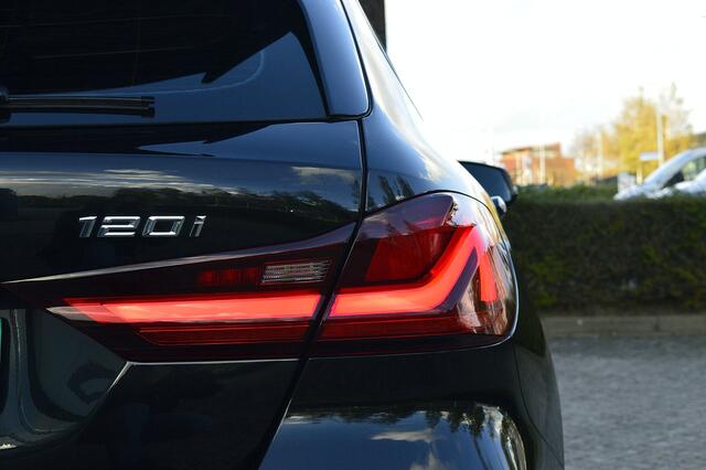 BMW 1-SERIE 120i M-Performance Rijklaarprijs-Garantie Panorama dak Schaalstoelen Live cockpit pro Apple carplay