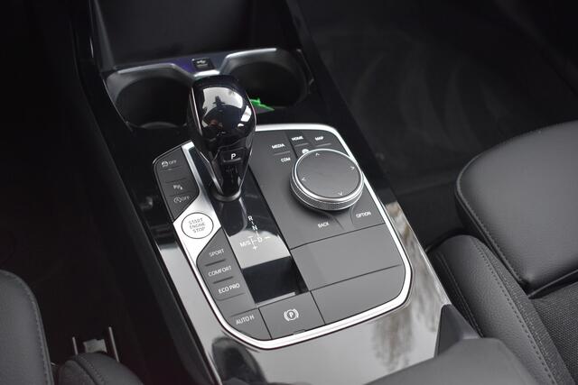 BMW 1-SERIE 118i Sport Line 1.5 100kW Automaat/Navigatie/carplay/stoelverwarming/btw auto