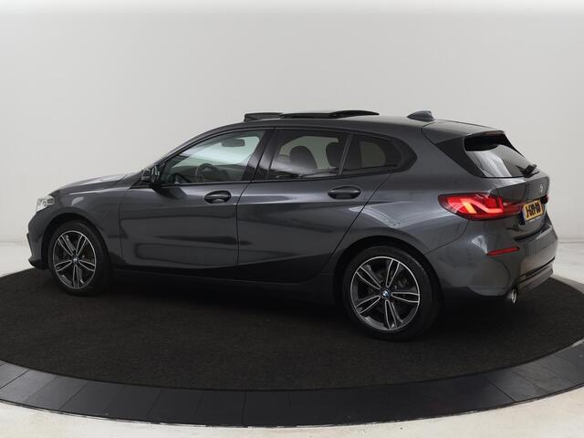 BMW 1-SERIE 118i Sport Line | Panoramadak | Stoelverwarming | Carplay | Sportstoelen | Camera | Park Assist | Sfeerverlichting | Climate control | Live Cockpit