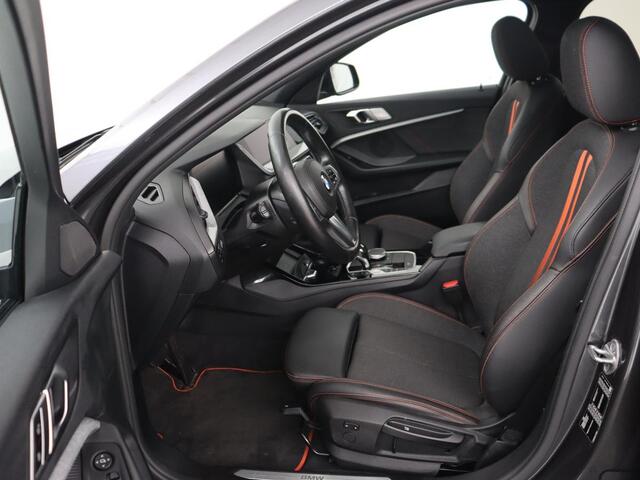 BMW 1-SERIE 118i Sport Line | Panoramadak | Stoelverwarming | Carplay | Sportstoelen | Camera | Park Assist | Sfeerverlichting | Climate control | Live Cockpit