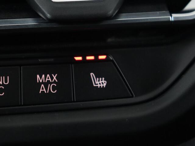 BMW 1-SERIE 118i Sport Line | Panoramadak | Stoelverwarming | Carplay | Sportstoelen | Camera | Park Assist | Sfeerverlichting | Climate control | Live Cockpit