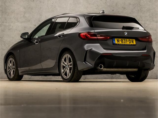 BMW 1-SERIE 118i M Sport Automaat (PANORAMADAK, M PAKKET, APPLE CARPLAY, GETINT GLAS, LEDER, SPORTSTOELEN, PARKEERSENSOREN, LANE ASSIST, DAB+, NIEUWSTAAT)