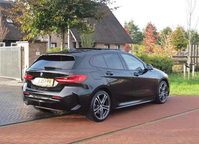 BMW 1-SERIE 118i Executive Edition | M Sport | Panoramadak | Camera | Schaalstoelen | Apple Carplay | Cruise Control |