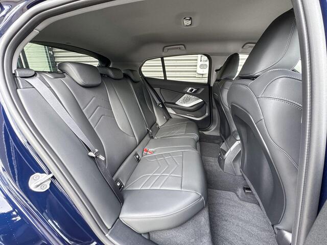 BMW 1-SERIE 120 M Sport Design / Premium Pack / Comfort Access / Achteruitrijcamera / Extra getint glas / Elektrisch verwarmde voorstoelen