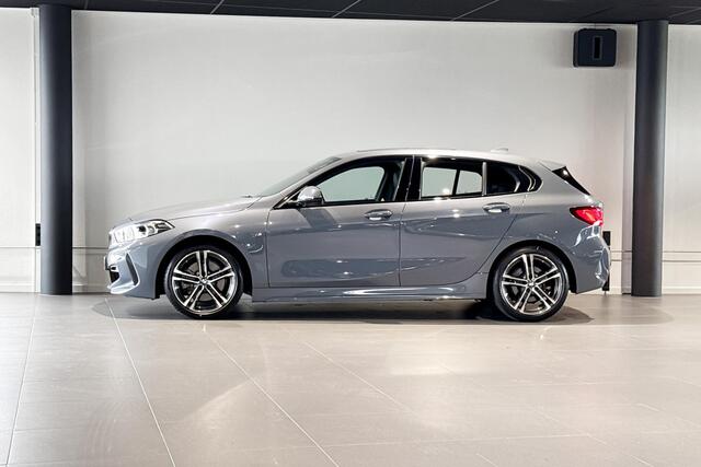 BMW 1-SERIE 120i | M Sport | Glazen Panoramadak | Stoelverwarming |