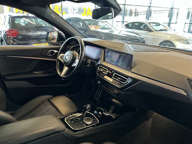 BMW 1-SERIE 118i M Sport | Panoramadak | Dealer onderhouden | Nederlands geleverd | Achteruitrijcamera | Digital dashboard | Cruise control | Climate control | Elek. inklapbare spiegels | Adaptief onderstel