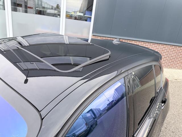 BMW 1-SERIE M140i xDrive Edition Shadow High Executive OPEN DAK | ACHTERUIT RIJ CAMERA | NAVIGATIE | SFEERVERLICHTING | HARMANKARDON | F1 STUUR | LEDER | ELEKTRISCHE STOELEN MEMORY |