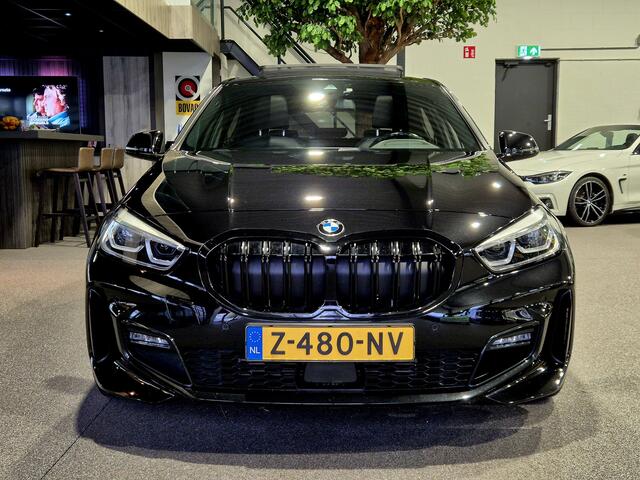 BMW 1-SERIE 118i High Executive M-Sport | Panorama | HUD | Stoelverwarming | Trekhaak | Carplay/Android