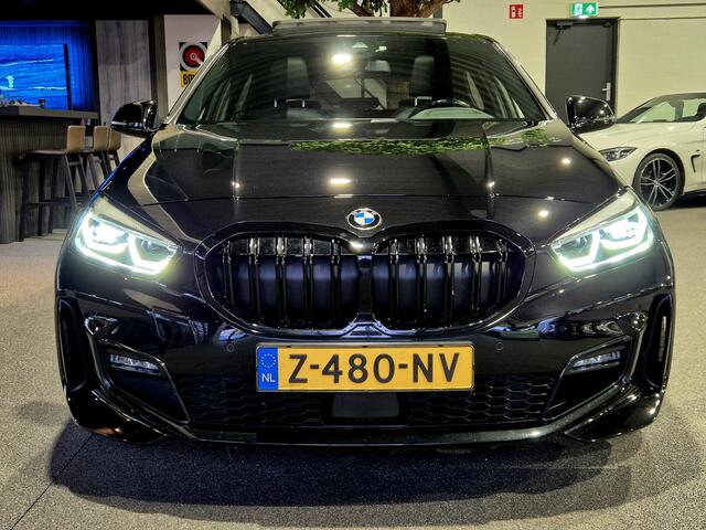 BMW 1-SERIE 118i High Executive M-Sport | Panorama | HUD | Stoelverwarming | Trekhaak | Carplay/Android