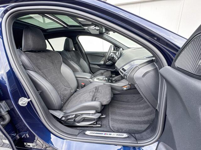 BMW 1-SERIE 123 xDrive | M Sport Pro | Premium Pack | Elektrisch Glazen Panoramadak | Harman Kardon