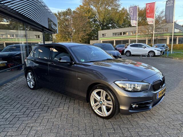 BMW 1-SERIE 120i Sport Line 184PK , Trekhaak, Navi, PDC, Cruise, Bluetooth, LMV 18 Inch, Stoelverwarming
