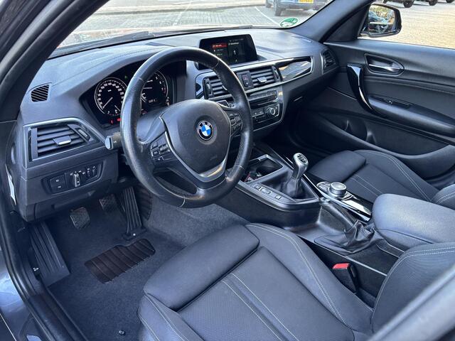 BMW 1-SERIE 120i Sport Line 184PK , Trekhaak, Navi, PDC, Cruise, Bluetooth, LMV 18 Inch, Stoelverwarming