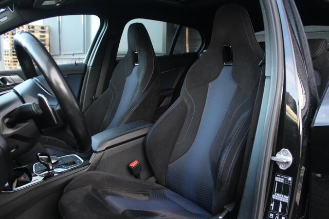 BMW 1-SERIE M135i xDrive High Executive Edition | Panorama dak | H+K | BLIS | HUD | Bomvol!