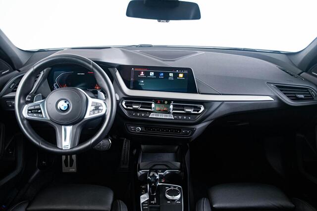 BMW 1-SERIE M135i xDrive High Executive Edition Panoramadak - Head up - Harman Kardon - Active Cruise Control - Driving/Parking Assistant - Elektrisch verstelbare/verwarmde stoelen - Getinte Ruiten -