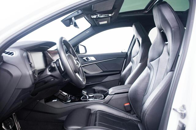 BMW 1-SERIE M135i xDrive High Executive Edition Panoramadak - Head up - Harman Kardon - Active Cruise Control - Driving/Parking Assistant - Elektrisch verstelbare/verwarmde stoelen - Getinte Ruiten -