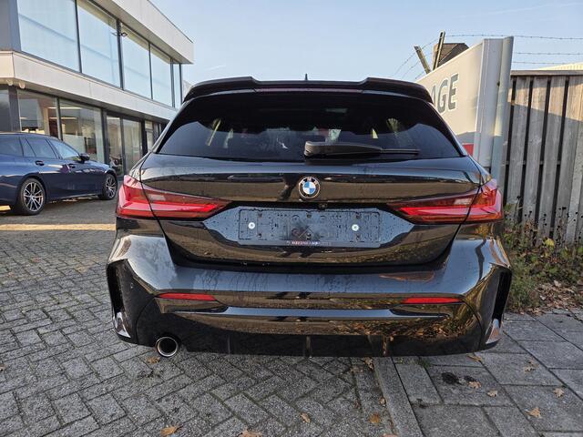 BMW 1-SERIE 118i M Sport 19"/Panoramadak/M-stoelen + memory/Harman Kardon/Keyless/Adaptieve cruise/Head-up/LED/Sfeerverlichting/Camera