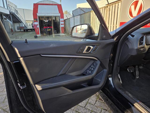 BMW 1-SERIE 118i M Sport 19"/Panoramadak/M-stoelen + memory/Harman Kardon/Keyless/Adaptieve cruise/Head-up/LED/Sfeerverlichting/Camera
