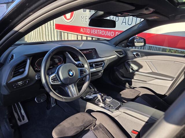 BMW 1-SERIE 118i M Sport 19"/Panoramadak/M-stoelen + memory/Harman Kardon/Keyless/Adaptieve cruise/Head-up/LED/Sfeerverlichting/Camera