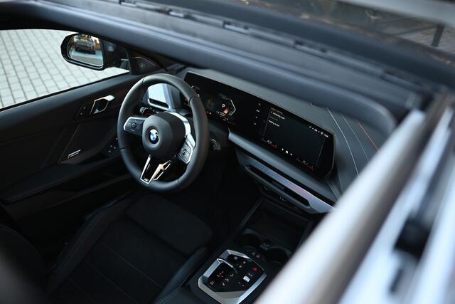 BMW 1-SERIE 120 M Sport Automaat / Panoramadak / Sportstoelen / M Adaptief onderstel / Achteruitrijcamera / Comfort Access / Adaptieve LED / Harman-Kardon