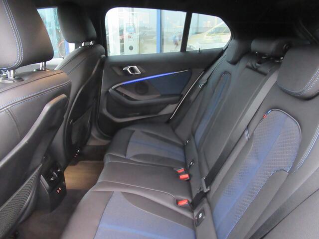 BMW 1-SERIE M135i xDrive Executive Edition 306 PK, Full LED / Carplay / PDC / Stoelverwarming / 19' M dubbelspaak velgen