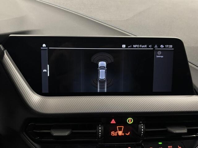 BMW 1-SERIE 118i Automaat / M-SPORT / Pack LED / Fabrieksgarantie tot 06-2026 / Dealer onderhouden / Sportstoelen / Trekgewicht 1300 Kg / Cruise control / Stoelverwarming / Apple Carplay Android Auto / Climate control / Keyless Entry/Start /