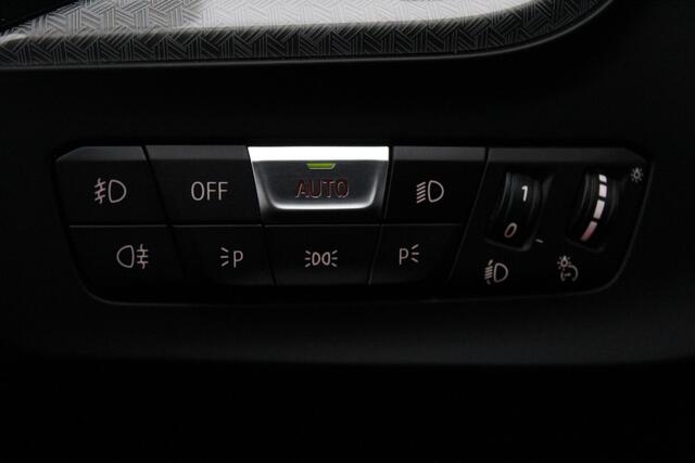 BMW 1-SERIE 118i Executive//Navi//Camera//Sportstoelen!!