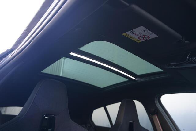 BMW 1-SERIE 120 M Sportpakket Pro 19'' / Harman Kardon / Elektrisch verstelbare stoelen / Panoramadak