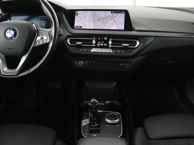 BMW 1-SERIE 118i Executive | Sport Line | Carplay | Sportstoelen | Full LED | Live Cockpit | Navigatie | Climate control | Parkeerhulp | Cruise control