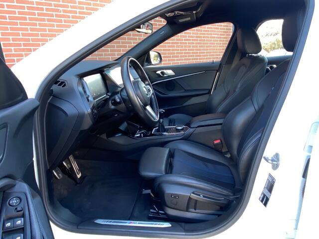 BMW 1-SERIE 118I EXECUTIVE EDITION M-SPORTPAKKET NAVI CRUISE CARPLAY CAMERA HALF LEDER