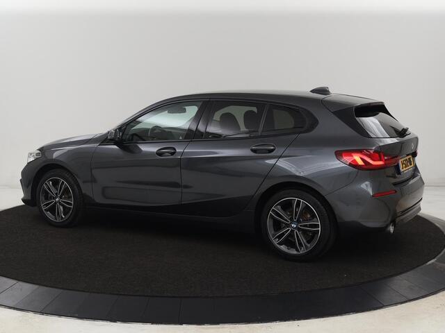 BMW 1-SERIE 118i Executive | Sport Line | Camera | Carplay | Sportstoelen | Live Cockpit | Navigatie | Full LED | Climate control | Sfeerverlichting | Cruise control | Park Assist | Bluetooth | Getint glas