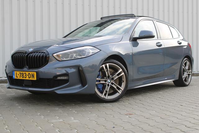 BMW 1-SERIE 118i High Executive M-sport | Incl. 12 maanden garantie | Cruise control | Kuipstoelen | Schuif/kantel dak | Climate control | Apple carplay | Navigatie | DAB radio | Harman/Kardon |