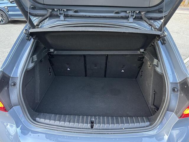 BMW 1-SERIE 118i Executive Edition M SPORT | HARMAN & KARDON | ELEKTRISCHE ACHTERKLEP | CAMERA | ADAPTIVE CRUISE CONTROL | STOEL- & STUURVERWARMING | HEAD-UP | 19 INCH | INDIVIDUAL KLEUR STORM BAY METALLIC BOMVOL OPTIES