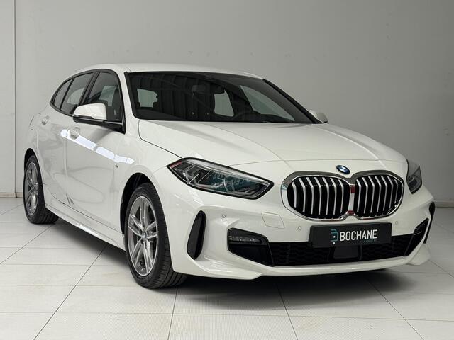 BMW 1-SERIE 118i High Executive | Stoelverwarming | Navi | PDC | Clima |