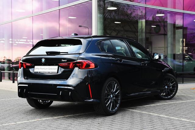BMW 1-SERIE 120 M Sport Automaat / Sportstoelen / Achteruitrijcamera / M Adaptief onderstel / Stoelverwarming / 19" LMV