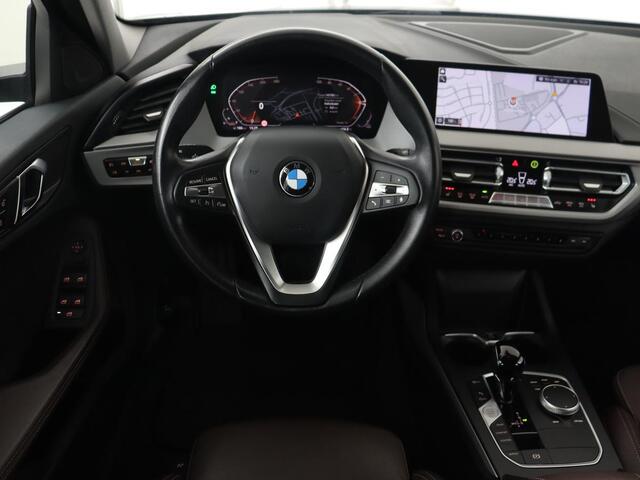 BMW 1-SERIE 120i Business Edition Plus | Leder | Sportstoelen | Carplay | Stoelverwarming | Live Cockpit | Parkeerhulp | Climate control | Bluetooth | Cruise control