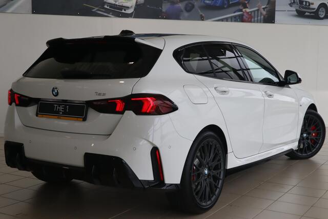 BMW 1-SERIE 123 xDrive 5-deurs | M Sportpakket Pro | Alcantara | Head-Up | Harman Kardon | Adaptieve Cruise Control | 360 Camera | Stoel & Stuurwielverwarming | Dodehoekdetectie | Comfort Access | Adaptieve LED