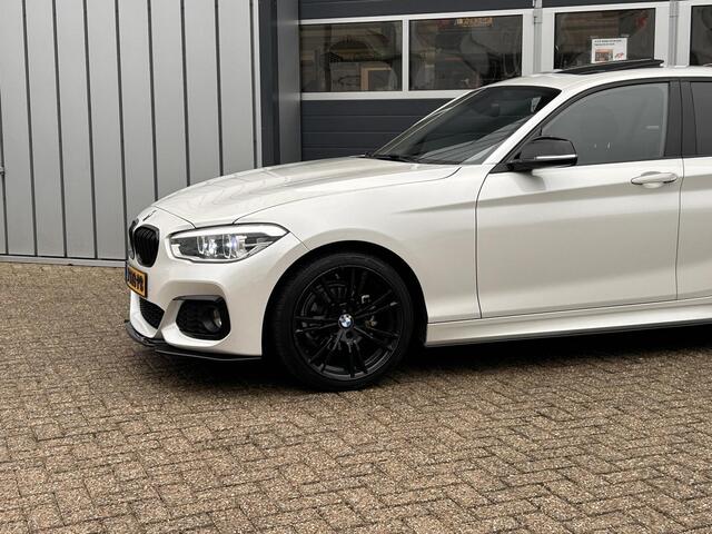 BMW 1-SERIE 118i High Executive | M pakket | Leder | Pano | Navi |