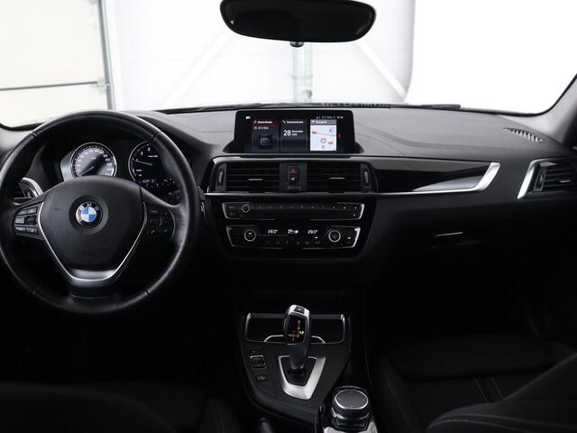 BMW 1-SERIE 118i Sport Line | Adaptive cruise | Sportstoelen | Camera | Navigatie | Full LED | Park Assist | Climate control | Bluetooth